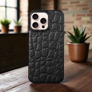 Кожаная накладка Stenk Reptile Cover для Apple iPhone 16 Pro Max Черный