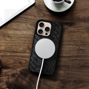 Накладка SkinBacker Python Scales для Apple iPhone 16 Pro Чорний