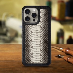 Кожаная накладка Stenk Cover для Apple iPhone 15 Pro Черно-белая кобра