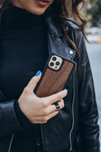 Кожаная накладка Stenk WoodBacker для Apple iPhone 15 Чёрная