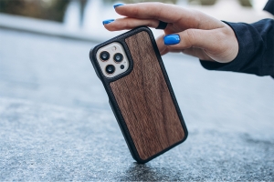 Кожаная накладка Stenk WoodBacker для Apple iPhone 15 Чёрная