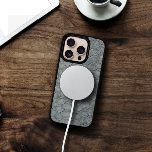 Накладка SkinBacker Python Scales для Apple iPhone 16 Pro Max Серый