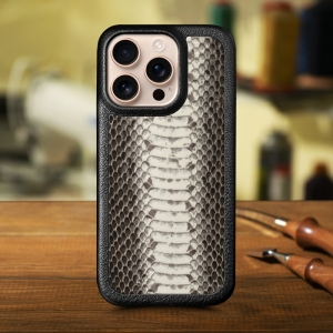 Кожаная накладка Stenk ExBacker для Apple iPhone 16 Pro Черно-белая кобра