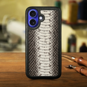 Кожаная накладка Stenk ExBacker для Apple iPhone 16 Черно-белая кобра